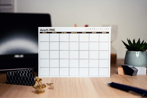 calendario bianco, in casa, tavolo, comunicazione, nessuno, ufficio, tecnologia, attività commerciale, computer, copia spazio, scrivania, vuoto, mobilia, carta, telaio, caratteristica della parete, cornice, pavimentazione, natura morta, pianta in vaso, pianta, 5K, CC0, dominio pubblico, privo di copyright