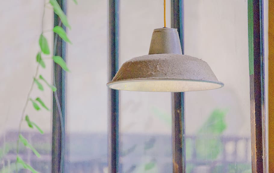 bílá závěsná lampa, lustr, svítilna, světlo, makro, závěsný, nikdo, detail, zaměřit se na popředí, zvonek, kov, osvětlovací zařízení, nástěnný prvek, den, venku, vzor, okno, design, architektura, dekorace, stínidlo, stavba, elektrická lampa, sklo - materiál, 4K