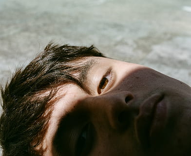 uomo che fissa, ritratto, colpo alla testa, una persona, parte del corpo umano, bambino, emozione, parte del corpo, avvicinamento, volto umano, infanzia, maschi, uomini, ragazze, prole, persone reali, tristezza, analizzare, cercare, guardare, giovane adulto, adolescente, depressione - tristezza, contemplazione, 2K, CC0, dominio pubblico, privo di copyright