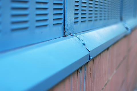 skab, vindue, gardin, lukker, rust, hjem indretning, tagrende, gelænder, dræne, rækværk, håndvask, hul, frost, natur, udendørs, is, sne, sikkerhed, skifer, blå, arkitektur, bygget struktur, dag, metal, ingen mennesker, bygning udvendig, selektiv fokusering, tæt på, murbygningsfunktion, væg, mursten, murstens væg, bygning, fokusere på baggrund, mønster, høj vinkel visning, træ - materiale, 5K, CC0, offentligt domæne, royaltyfrie