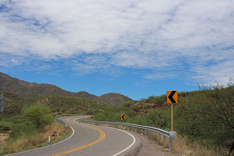 chemin, route, paysage, signe, ciel, direction, la voie à suivre, nuage - ciel, transport, symbole, journée, la nature, personne, Montagne, courbe, marquage routier, route vide, scène non urbaine, marquage, panneau de signalisation, la communication, beauté dans la nature, orientation, en plein air, perspective décroissante, ligne de séparation, 5K, CC0, domaine public, libre de droits
