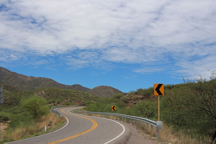 chemin, route, paysage, signe, ciel, direction, la voie à suivre, nuage - ciel, transport, symbole, journée, la nature, personne, Montagne, courbe, marquage routier, route vide, scène non urbaine, marquage, panneau de signalisation, la communication, beauté dans la nature, orientation, en plein air, perspective décroissante, ligne de séparation, 5K