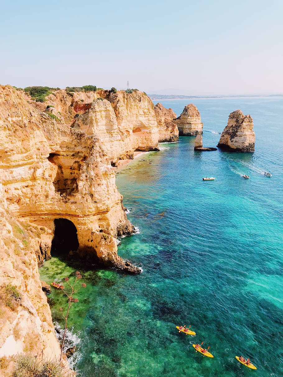 penya-segat de roca, oceà, caiacistes, llanxa ràpida, el pas, platja, cova, penya-segats, la llum del dia, herba, paisatge, naturalesa, formació de roca, roques, sorra, escènic, mar, paisatge marí, vora del mar, Riba, cel, aigua, escombraries, onades, rock, rock - object, sòlid, escenics - natura, bellesa a la natura, tranquil·litat, escena tranquil·la, terra, escena no urbana, cel clar, idíl·lic, dia, cap gent, arc, arc natural, horitzó sobre l’aigua, a l'aire lliure, erosionat, litoral rocós, color turquesa, formació, pila de roca, 4K