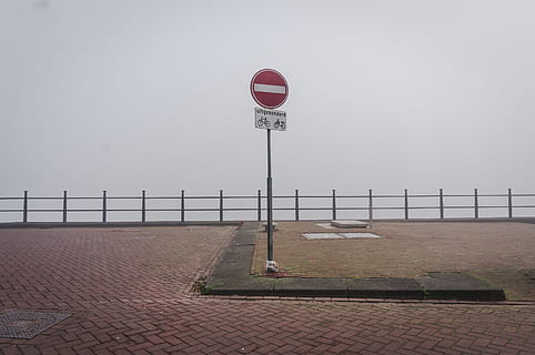 Niederlande, amsterdam, Java-Eiland, Whiteout, Zeichen, der Verkehr, Verkehrsschild, Stadt, städtisch, Fliesen, Nebel, Ziegel, Backstein, minimal, leeren, Morgen, Sichtweite, rot, Weiß, Kommunikation, Himmel, keine Leute, Natur, Straßenschild, Information, Straße, Tag, Hinweisschild, Beratung, Fußweg, Text, Warnschild, draußen, klarer Himmel, gebaute Struktur, die Architektur, 2K, CC0, gemeinfrei, lizenzfrei