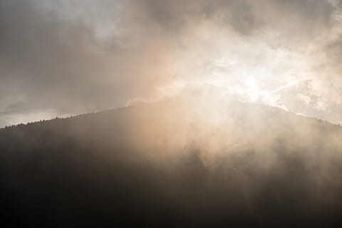 sumu, auringonlasku, vuori, pilviä, unohtaa, Pohjois-Carolina, Tennessee, auringonpaiste, sumuinen, pilvinen, iltapäivisin, iltaisin, pilvi - taivas, taivas, maisemat - luonto, kauneus luonnossa, luonto, tyyneys, ei ihmisiä, ulkona, päivä, myrsky, ympäristö, cloudscape, auringonvalo, taustat, matala kulma, idyllinen, rauhallinen kohtaus, meteorologia, 8K, CC0, public domain, rojaltivapaa