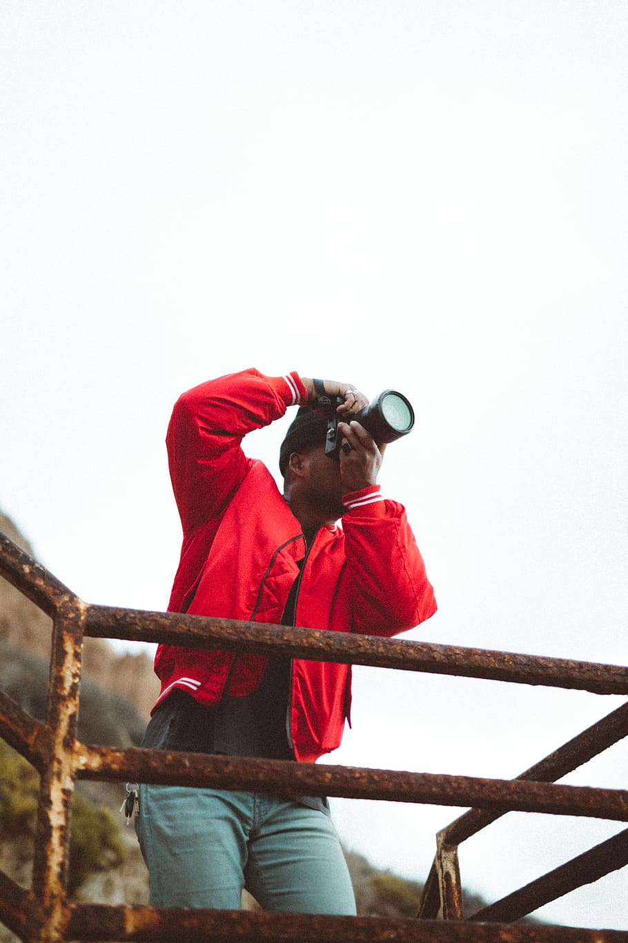 Mann, der Foto gefangennimmt, Mensch, Person, Geländer, Foto, Fotografie, Fotograf, Fernglas, Kleidung, bekleidung, Gesicht, Porträt, Urlaub, Finger, Tourist, Hut, Sweatshirt, Konstruktion, Giraffe, eine Person, Dreiviertel Länge, Himmel, Stehen, klarer Himmel, Flachwinkelansicht, kopieren sie platz, rot, Männer, Legere Kleidung, junge Männer, Vorderansicht, Tag, Freizeitbeschäftigung, junger Erwachsener, echte Menschen, Lebensstile, halten, Natur, draußen, 5K