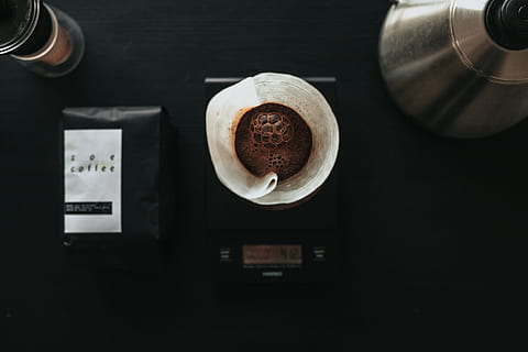 paquet de plàstic negre, tassa de cafè, tassa, begudes, latte, beure, postres, menjar, ceràmica, xocolata, xocolata calenta, plat, cacau, fudge, espresso, mobles, taula, text, crema, art, menjar i beguda, refresc, cafè, cafè - beguda, a l'interior, frescor, natura morta, directament a sobre, cap gent, beguda espumosa, vista d’angle alt, primer pla, contenidor, cappuccino, vaixella, fons negre, esmorzar, begudes sense alcohol, 5K, CC0, domini públic, lliure de regalies