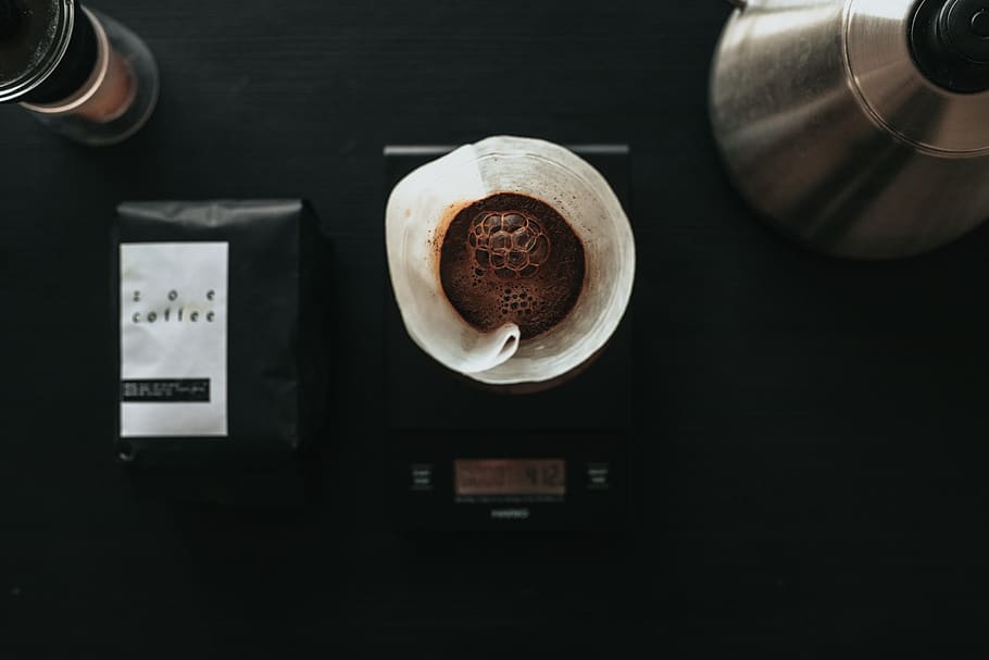 paquet de plàstic negre, tassa de cafè, tassa, begudes, latte, beure, postres, menjar, ceràmica, xocolata, xocolata calenta, plat, cacau, fudge, espresso, mobles, taula, text, crema, art, menjar i beguda, refresc, cafè, cafè - beguda, a l'interior, frescor, natura morta, directament a sobre, cap gent, beguda espumosa, vista d’angle alt, primer pla, contenidor, cappuccino, vaixella, fons negre, esmorzar, begudes sense alcohol, 5K