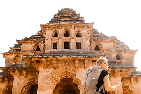 grå ryggsäck, forntida Egypten, byggnad, tempel, indien, hampi, arkitektur, torn, klocktorn, kvinna, krypta, sten, stenig temble, strukturera, ryggsäck, fred, Indien resor, ryggsäcks, reslust, skugga, himmel, resmål, byggd struktur, historia, det förflutna, turism, resa, gammal, lågvinkelvy, byggnad exteriör, plats för dyrkan, tro, natur, klar himmel, religion, andlighet, gammal ruin, representation, uråldrig civilisation, arkeologi, arkitektonisk kolumn, förstörd, 5K, CC0, offentligt domän, royaltyfria