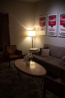 taula blanca oblonga, sala d'estar, habitació, a l'interior, mobles, sofà, cadira, taula, llum, taula de cafè, catifa, disseny d'interiors, electrònica, pantalla, monitor, pantalla lcd, sala d'espera, sòls, prestatge, assegut, il·luminat, equips d’il·luminació, llum elèctrica, seient, habitació domèstica, absència, cap gent, interior de casa, marc, coixí, text, arquitectura, comunicació, farcit, luxe, netejar, 5K, CC0, domini públic, lliure de regalies