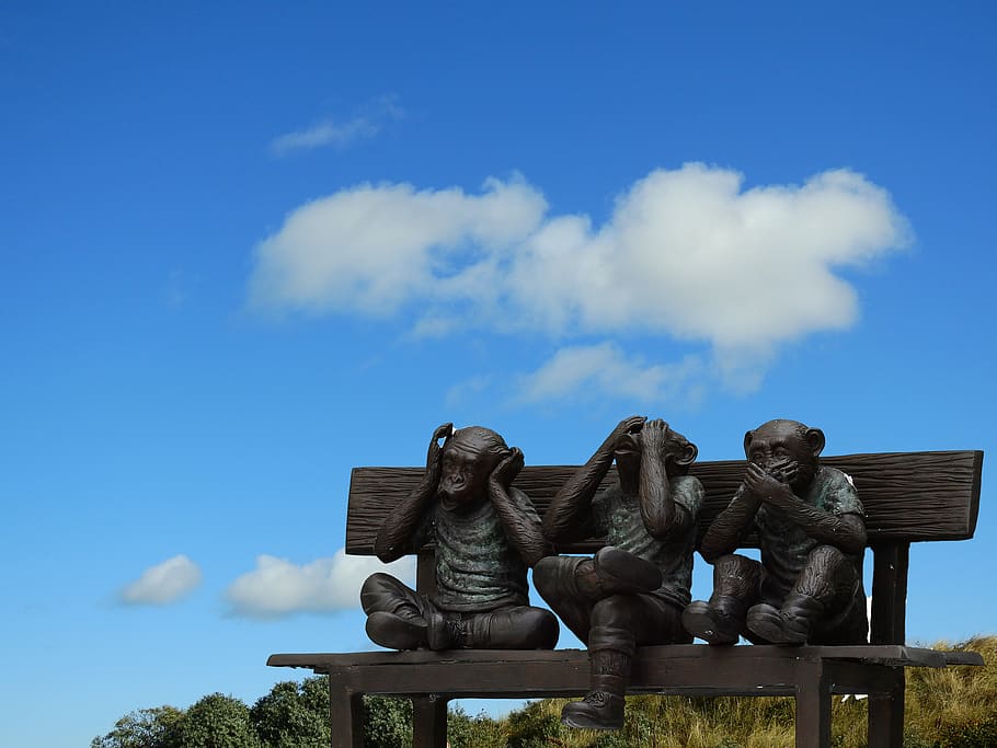 tres, savi, decoració de mico, arquitectura, art, obra d'art, banc, talles, núvols, creatiu, la llum del dia, orelles, ulls, paisatge, home, micos, parc, religió, escultura, estàtua, parlar, turisme, fusta, cel, núvol - cel, blau, art i artesania, representació, cap gent, dia, naturalesa, representació humana, artesania, creativitat, semblança masculina, memorial, vista d’angle baix, a l'aire lliure, 4K