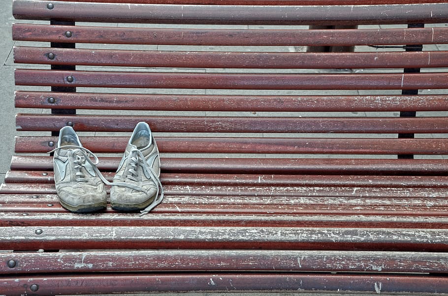 alte Trainer, Bank, verworfen, Schuh, Paar, keine Leute, Tag, Muster, Verschluss, Holz - Material, Metall, Körperteil, draußen, Nahansicht, Treppe, in einer Reihe, niedriger Abschnitt, Schutz, Sicherheit, braun, die Architektur, Eisen, Kompatibilität, 4K