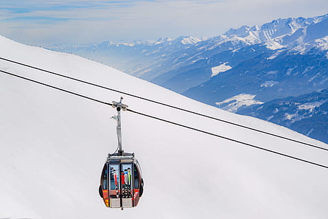 funivia nera, funivia, nuvole, freddo, luce del giorno, brina, congelato, alto, ghiaccio, paesaggio, sollevamento, picco di montagna, montagne, natura, all'aperto, picchi, ricorrere, panoramico, stazione sciistica, cielo, la neve, nevoso, superiore, inverno, paesaggio invernale, montagna, temperatura fredda, catena montuosa, scenics - natura, bellezza nella natura, montagna innevata, funivia aerea, mezzi di trasporto, viaggio, giorno, modo di trasporto, ambiente, sciovia, attività di svago, 5K, CC0, dominio pubblico, privo di copyright
