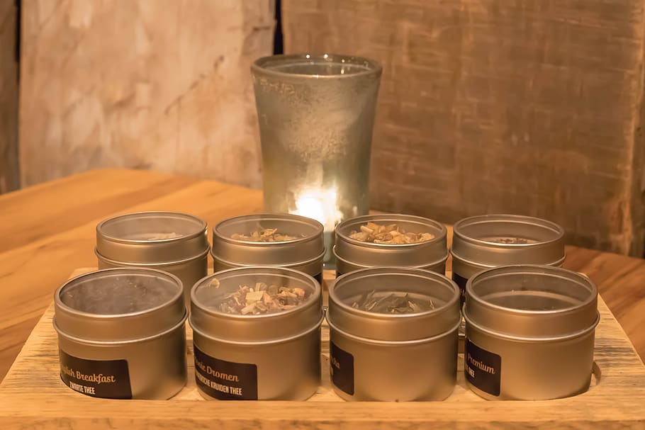 tè, scatola del tè, luce, tealight, bustine di te, accogliente, tè fresco, ristorante, tavolo, natura morta, rinfresco, bere, in casa, nessuno, cibo e bevande, avvicinamento, contenitore, attrezzature domestiche, concentrarsi sulle conoscenze acquisite, bicchiere, abbondanza, Marrone, legno - materiale, grande gruppo di oggetti, preparativi, pila, tazza, 5K