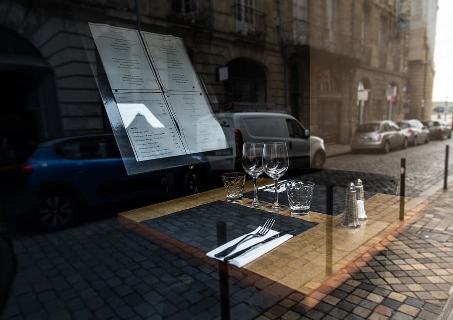 establir la taula, restaurant, compres, finestra, bordeaux, menjar, sopar, taula, coberts, cotxe, automòbil, manera de transport, vehicle terrestre, ciutat, arquitectura, transport, estructura construïda, carrer, exterior de l'edifici, dia, edifici, persones incidentals, a l'aire lliure, centrar-se en primer pla, viatjar, carretera, vorera, sendera, 4K