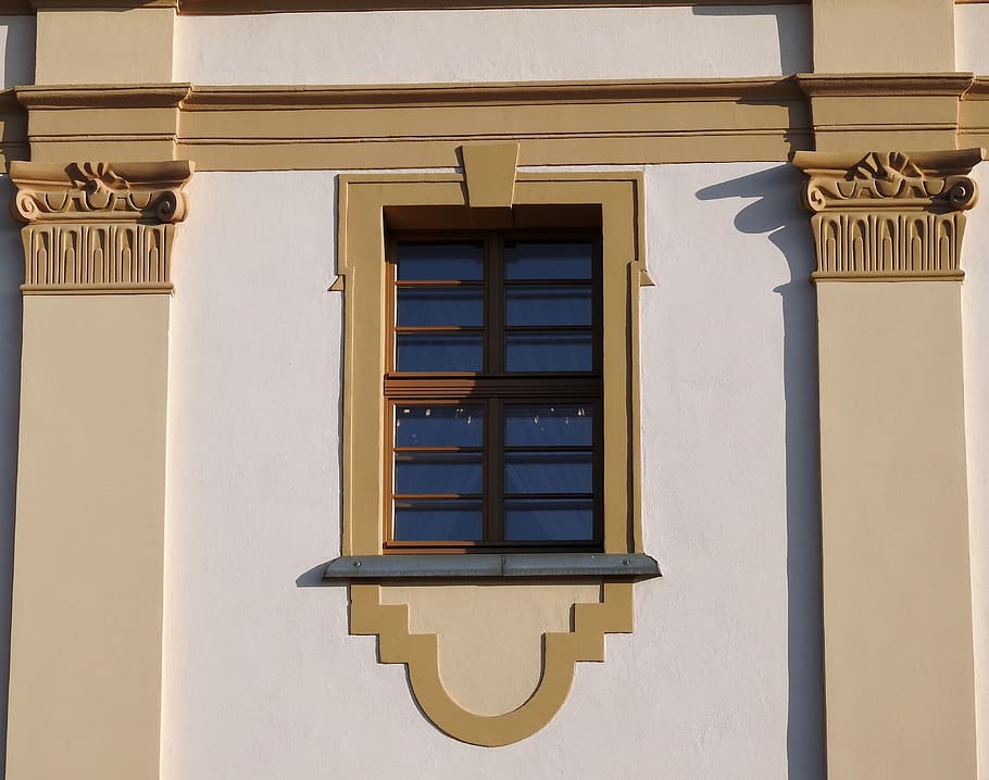 finestra, edifici, arquitectura, vell, casa, ciutat, estil, cornisa, estructura construïda, exterior de l'edifici, cap gent, dia, vista d’angle baix, llum solar, a l'aire lliure, funció de construcció de parets, barri residencial, tancat, vidre - material, ombra, el passat, història, balcó, columna arquitectònica, marc de finestra, ornamentat, 4K