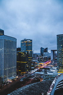 la carretera, edificio, intersección, pueblo, ciudad, urbano, la défense, París, metrópoli, edificio de oficinas, camino, céntrico, Francia, autopista, techo, Alto, noche, en la azotea, arquitectura, al aire libre, exterior del edificio, estructura construida, cielo, nube - cielo, transporte, edificio de oficinas exterior, modo de transporte, naturaleza, nadie, calle, oficina, paisaje urbano, coche, altura maxima, moderno, rascacielos, Distrito financiero, 5K, CC0, dominio público, libre de derechos