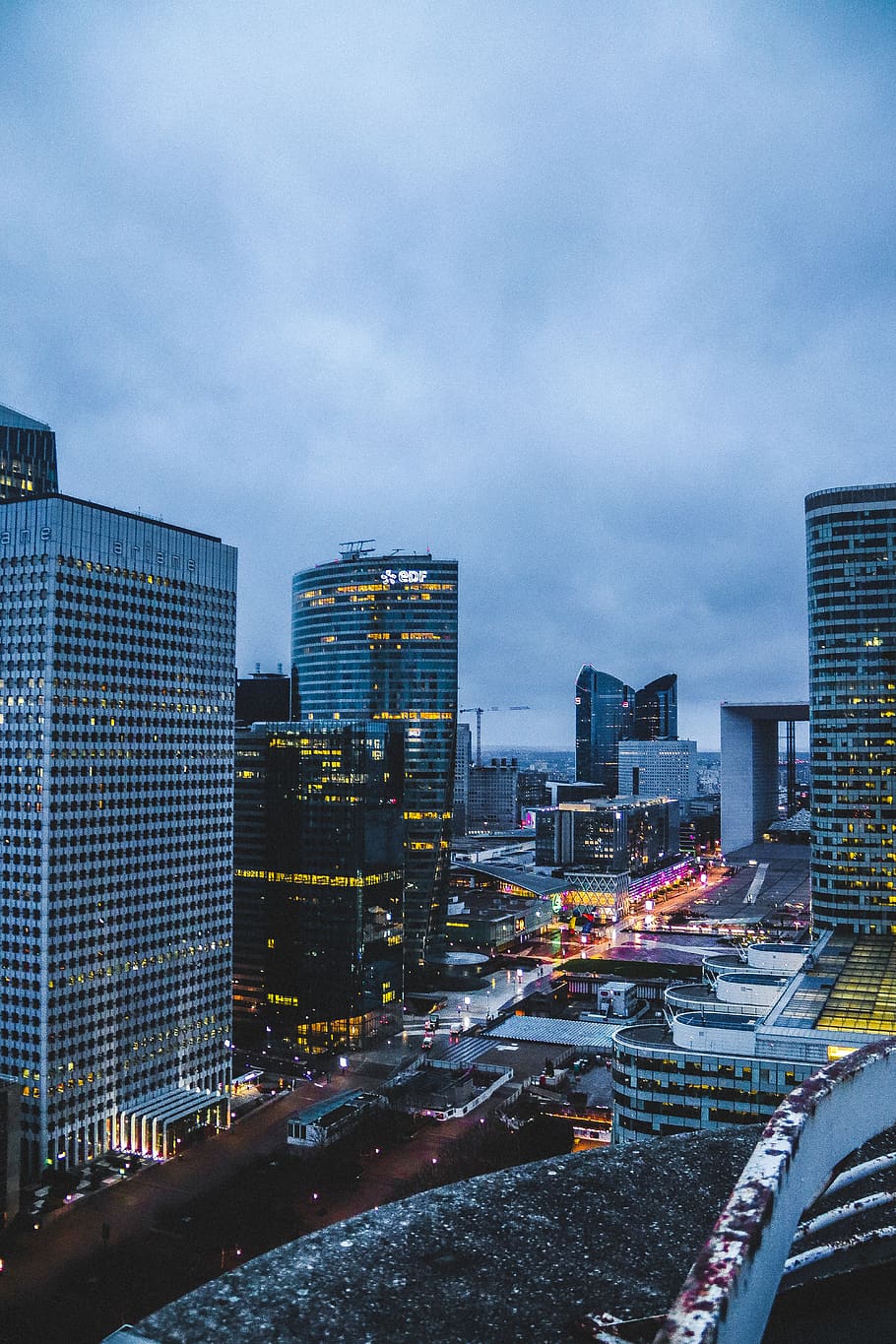 carretera, edifici, intersecció, ciutat, urbà, la défense, paris, metròpolis, edifici d'oficines, manera, centre de la ciutat, França, sostre, de gran alçada, nit, terrat, arquitectura, a l'aire lliure, exterior de l'edifici, estructura construïda, cel, núvol - cel, transport, exterior d’edifici d’oficines, manera de transport, naturalesa, cap gent, carrer, oficina, paisatge urbà, cotxe, alta - alta, modern, gratacels, districte financer, 5K