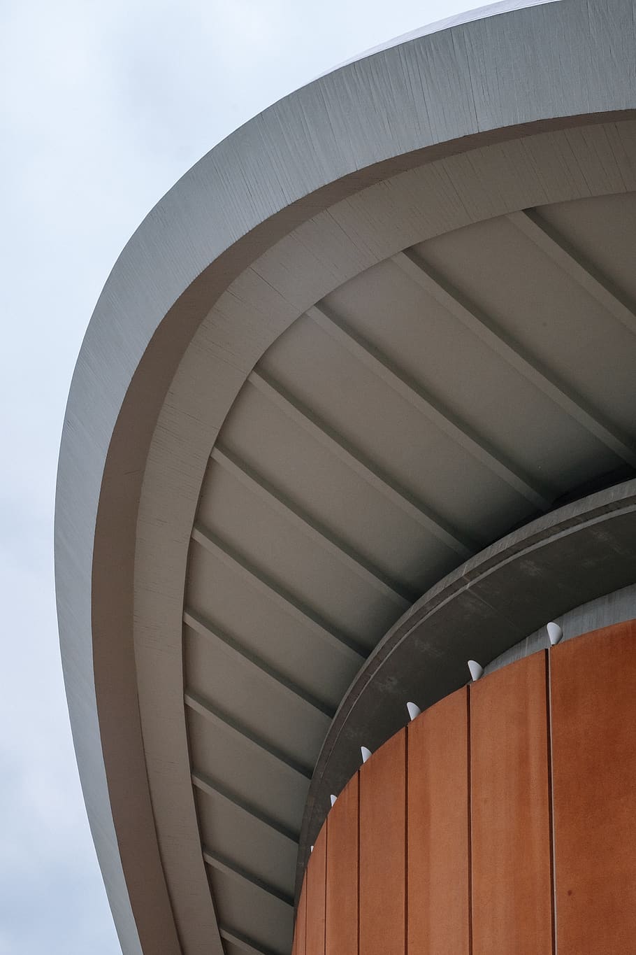 architettura, struttura costruita, nessuno, ringhiera, scala, modello, giorno, moderno, gradini e scale, curva, Inquadratura dal basso, esterno dell'edificio, cielo, forma, design, spirale, all'aperto, astratto, natura, costruzione, 4K