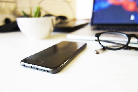 casa, tavolo, lavoro, spazio di lavoro, ufficio, dispositivo, il computer portatile, bicchieri, vicino, macro, i phone, bianca, scrivania, produttività, messa a fuoco, nero, tecnologia wireless, tecnologia, connessione, comunicazione, computer, attività commerciale, in casa, nessuno, cellulare, avvicinamento, mobilia, smart phone, portabilità, attrezzatura informatica, occhiali, Internet, tastiera, 5K, CC0, dominio pubblico, privo di copyright