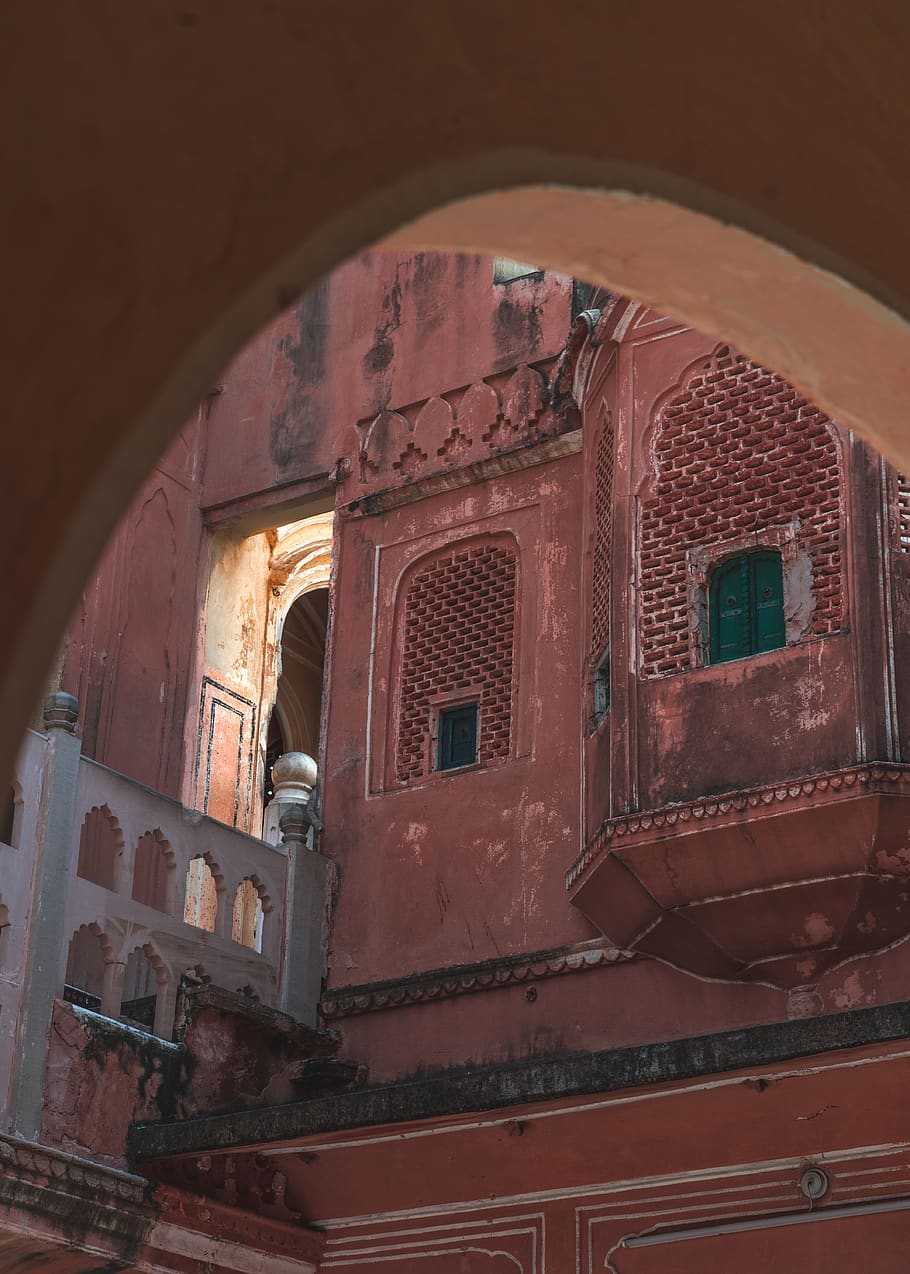 edifici, finestra, arquejat, arc, cúpula, cripta, Jaipur, viatjar, parets, palau, carrer, ciutat, Índia, vermell, arquitectura, pneumàtic, maó, passadís, llosa, tren, estructura construïda, exterior de l'edifici, vista d’angle baix, cap gent, vell, història, dia, el passat, a l'aire lliure, paret, paret de maó, naturalesa, barri residencial, espatllat, 5K