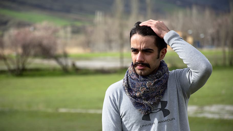 home, de peu, tocar, cap, roba, bufanda, persona, humà, noi, jove, adult, retrat, màniga, planta, suèter, cara, dessuadora, màniga llarga, samarreta, dit, campana, boa de plomes, una persona, vista frontal, adult jove, estils de vida, centrar-se en primer pla, home jove, persones reals, mirant la càmera, activitat d'oci, cintura cap amunt, roba casual, dia, naturalesa, braços aixecats, 5K