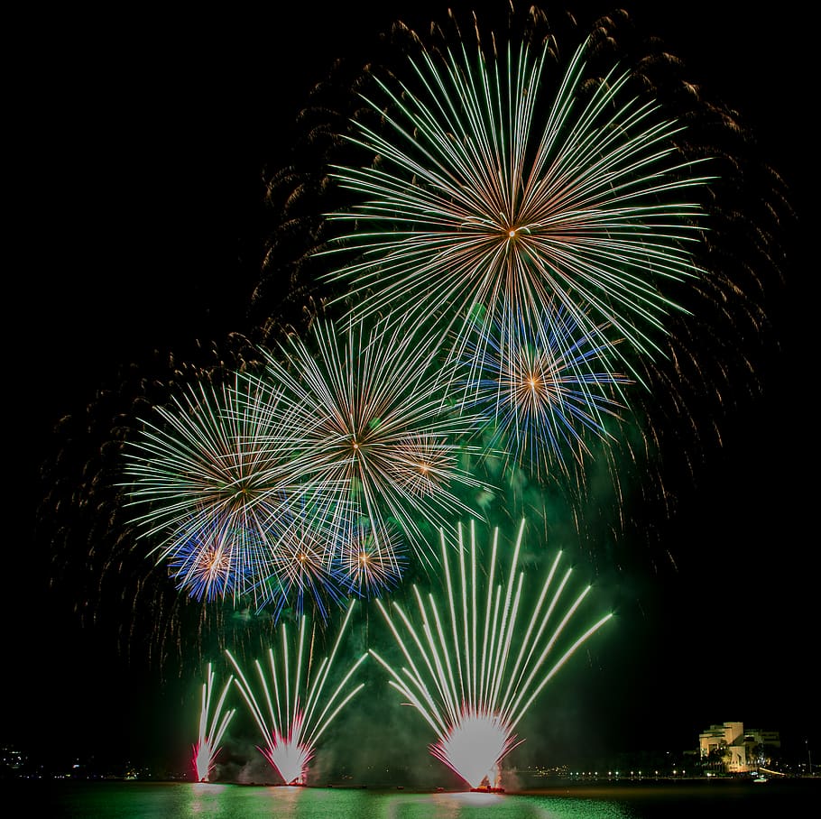 Australia, Canberra, Fuegos artificiales, iluminado, noche, exhibición de fuegos artificiales, cultura de las artes y entretenimiento, movimiento, explotando, celebracion, multi color, evento, larga exposición, nadie, fuego artificial - objeto hecho por el hombre, cielo, ligero, naturaleza, brillante, movimiento borroso, vista de ángulo bajo, moscas, al aire libre, 2K