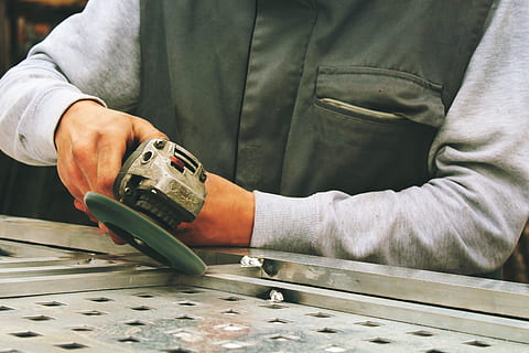 smerigliatrice di costruzione, vario, costruzione, una persona, Sezione centrale, occupazione, lavoro, uomini, detenzione, adulto, parte del corpo umano, avvicinamento, mano umana, giorno, in casa, mano, abilità, attività commerciale, metallo, abbigliamento casual, protezione, 4K, CC0, dominio pubblico, privo di copyright
