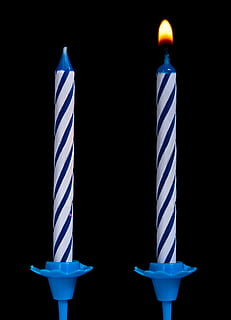 blu, nero, fuoco, , candela, candele, sfondo nero, in casa, girato in studio, a strisce, illuminato, avvicinamento, bandiera, Colore bianco, nessuno, fiamma, attrezzatura per l'illuminazione, ardente, copia spazio, religione, assistenza sanitaria e medicina, gruppo di oggetti, 2K, CC0, dominio pubblico, privo di copyright