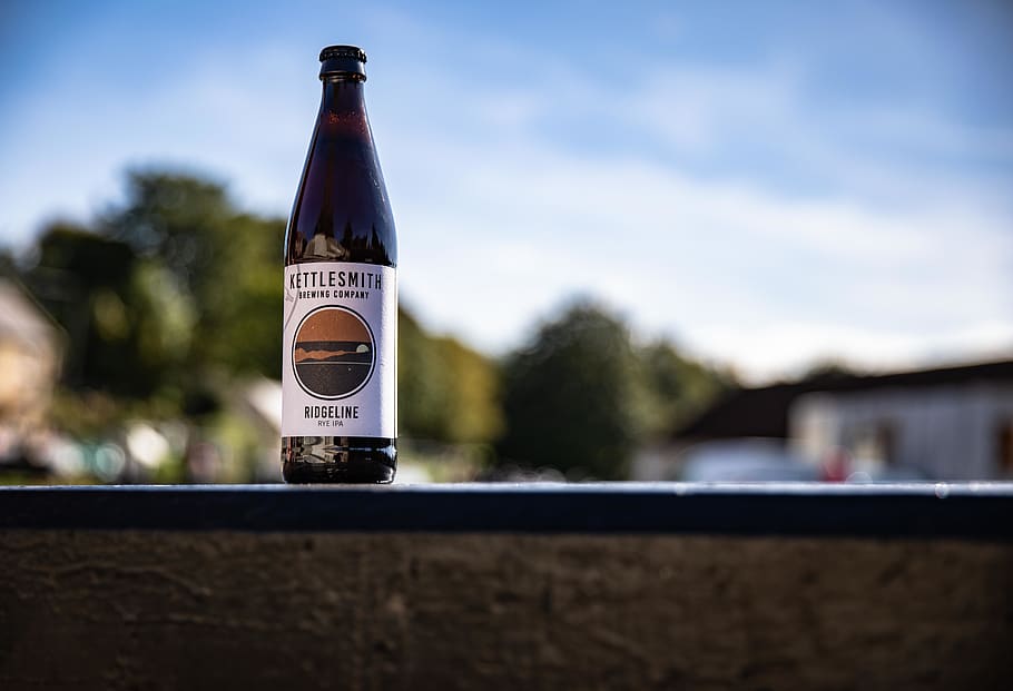 ampolla amb etiqueta blanca, cervesa, alcohol, beure, begudes, ampolla, ampolla de cervesa, lager, stout, refresc, ampolla de pop, pneumàtic, ciutat, de gran alçada, edifici, urbà, vidre, màquina, va parlar, got de cervesa, arquitectura, comunicació, estructura construïda, exterior de l'edifici, cel, centrar-se en primer pla, cap gent, torre, naturalesa, dia, enfocament selectiu, signe, a l'aire lliure, text, seguretat, guió occidental, forma, orientació, tecnologia, 5K