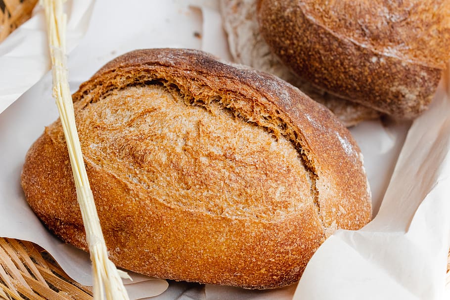 pa, cistella de vímet, aperitiu, al forn, fleca, cocció, pans, bun, primer pla, crosta, deliciós, farina, menjar, casolà, pastisseria, saborós, blat, sencer, menjar i beguda, frescor, natura morta, marró, cap gent, a l'interior, vista d’angle alt, taula, alimentació saludable, benestar, llesca de pa, centrar-se en primer pla, cistella, contenidor, llest per menjar, esmorzar, pa marró, fer dieta, 4K