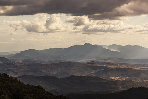 muntanyes marrons, naturalesa, muntanya, Serra, a l'aire lliure, temps, cel, núvol, Cúmulus, paisatge, pic, altiplà, camp, punt de vista, Queensland, panorama, turons, planes, bosc, foc, núvol - cel, bellesa a la natura, escenics - natura, escena tranquil·la, tranquil·litat, escena no urbana, medi ambient, idíl·lic, cap gent, remot, dia, geografia física, majestuós, cim de muntanya, cresta de muntanya, 5K, CC0, domini públic, lliure de regalies