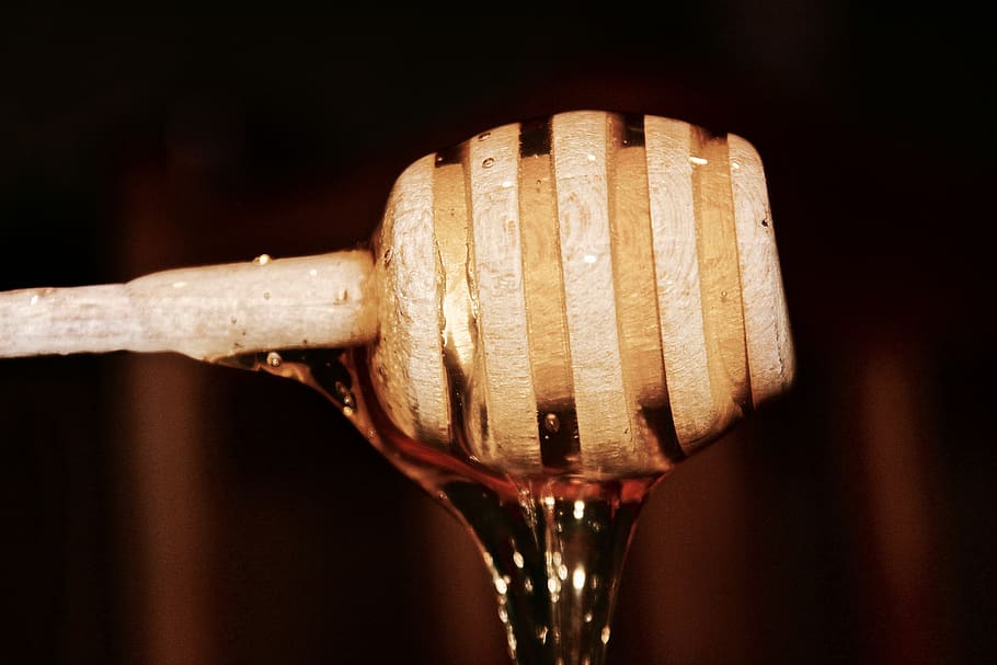 mel, dipper, menjar i beguda, vi, alcohol, beure, refresc, vidre, a l'interior, Copa de vi, menjar, material de fusta, equipament per a la llar, fons negre, vi negre, tir de l'estudi, centrar-se en primer pla, primer pla, celebració, cap gent, frescor, luxe, elaboració de vins, tast de vi, 5K
