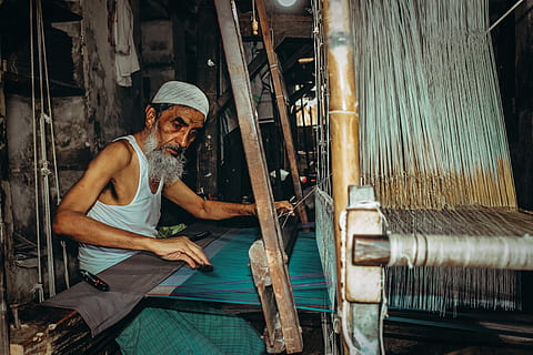 uomo che intreccia il filo, occupazione, industria, lavoro, in casa, persone reali, una persona, fabbrica, uomini, abilità, tre quarti, adulto, attrezzatura, tessitura, laboratorio, produzione, arte e artigianato, telaio, mestiere, 5K, CC0, dominio pubblico, privo di copyright