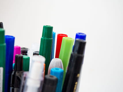 pera a fixky, podnikání, objekty, kancelář, pracovního prostoru, Černá, modrý, lavice, zelená, marker, pero, tužka, papírnictví, bílý, studio shot, bílé pozadí, vícebarevné, uvnitř, detail, výběr, nikdo, skupina objektů, selektivní zaměření, stálý život, variace, umění a řemesla, střední skupina objektů, psaní, tvořivost, skupina, kopie prostor, jednoduchost, 4K, CC0, veřejná doména, bez autorských práv