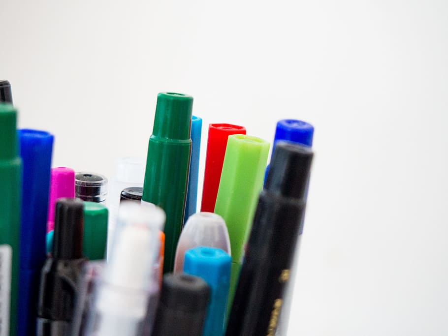 pera a fixky, podnikání, objekty, kancelář, pracovního prostoru, Černá, modrý, lavice, zelená, marker, pero, tužka, papírnictví, bílý, studio shot, bílé pozadí, vícebarevné, uvnitř, detail, výběr, nikdo, skupina objektů, selektivní zaměření, stálý život, variace, umění a řemesla, střední skupina objektů, psaní, tvořivost, skupina, kopie prostor, jednoduchost, 4K