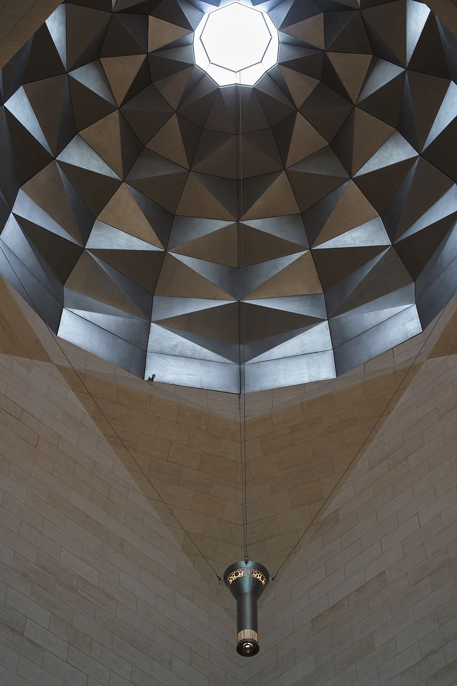 edifici, arquitectura, finestra, qatar, doha, museu mia, claraboia, museu mia qatar, cúpula, il·luminació, esfera, patró, sòls, cristall, triangle, planetari, pis, ornament, observatori, barana, vista d’angle baix, estructura construïda, equips d’il·luminació, sostre, a l'interior, cap gent, il·luminat, funció de construcció de parets, brillant, dia, llum, disseny, llum solar, llum elèctrica, característica arquitectònica, electricitat, columna arquitectònica, directament a sota, 5K
