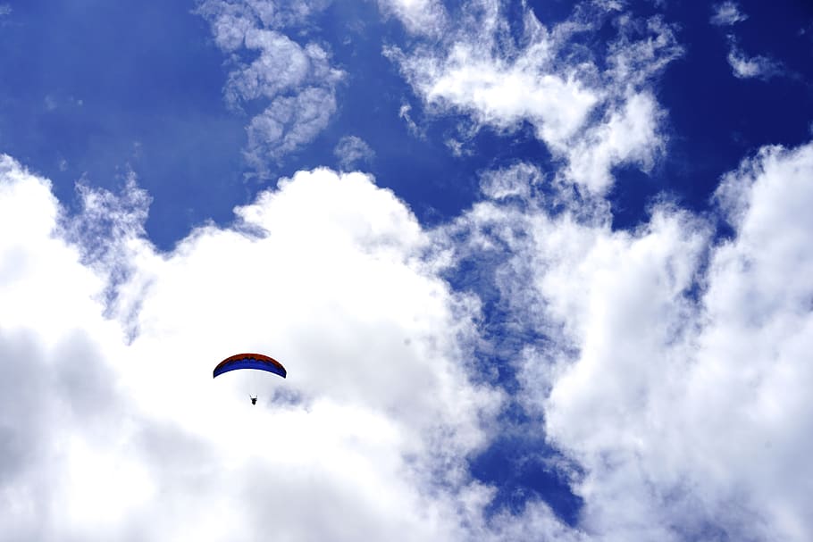 baix, vista d'angle, parapent, cel, aventura, globus, núvol, núvols, la llum del dia, vol, volant, dom, planador, lliscament, alt, llum, tir en angle baix, a l'aire lliure, paracaigudes, esport, estiu, sol, temps, vent, núvol - cel, vista d’angle baix, Esports extrems, a l'aire, persona irreconeixible, naturalesa, activitat d'oci, dia, persones reals, blau, llibertat, transport, 5K