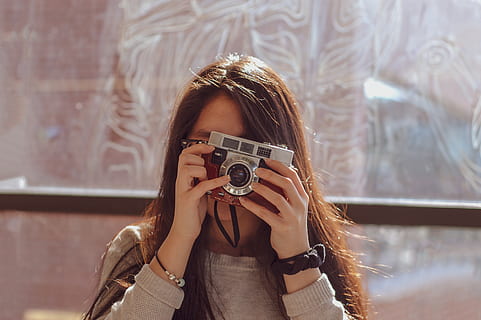 persona, umano, telecamera, elettronica, fotografo, fotografia, foto, viso, ritratto, ragazza, femmina, dito, cinghia, capelli, Camera digitale, capi di abbigliamento, abbigliamento, mensola, cablaggio, Schermo a cristalli liquidi, temi fotografici, Fotografare, macchina fotografica - attrezzatura fotografica, una persona, tecnologia, persone reali, detenzione, attrezzatura fotografica, attività di svago, stili di vita, attività, donne, concentrarsi sulle conoscenze acquisite, giovane adulto, acconciatura, vista frontale, volto oscurato, all'aperto, adolescente, 2K, CC0, dominio pubblico, privo di copyright