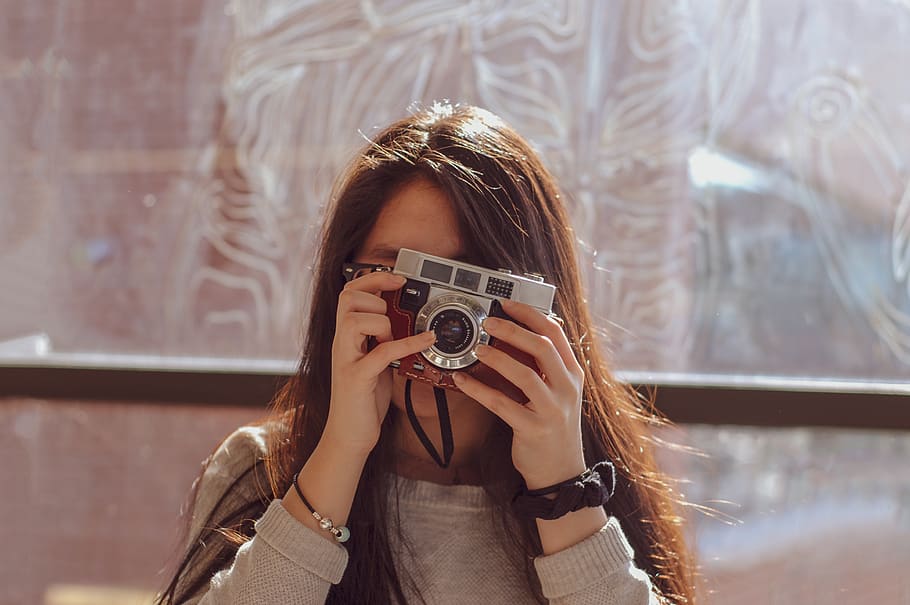 persona, umano, telecamera, elettronica, fotografo, fotografia, foto, viso, ritratto, ragazza, femmina, dito, cinghia, capelli, Camera digitale, capi di abbigliamento, abbigliamento, mensola, cablaggio, Schermo a cristalli liquidi, temi fotografici, Fotografare, macchina fotografica - attrezzatura fotografica, una persona, tecnologia, persone reali, detenzione, attrezzatura fotografica, attività di svago, stili di vita, attività, donne, concentrarsi sulle conoscenze acquisite, giovane adulto, acconciatura, vista frontale, volto oscurato, all'aperto, adolescente, 2K