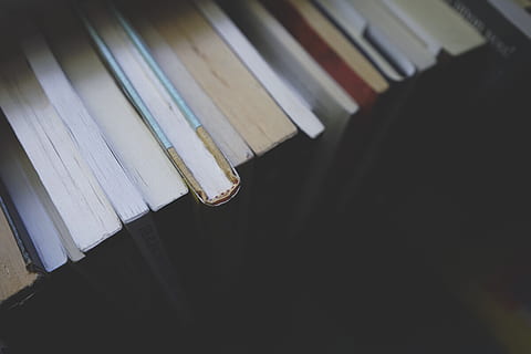 bøger, bibliotek, læsning, undersøgelse, skole, mørk, rack, indendørs, tæt på, ingen mennesker, stilleben, selektiv fokusering, stor gruppe af objekter, offentliggørelse, Bestil, uddannelse, kopiere plads, i en række, høj vinkel visning, papir, musik, hvid farve, klaver, side om side, kunstkultur og underholdning, ekspertise, klaver nøgle, 5K, CC0, offentligt domæne, royaltyfrie