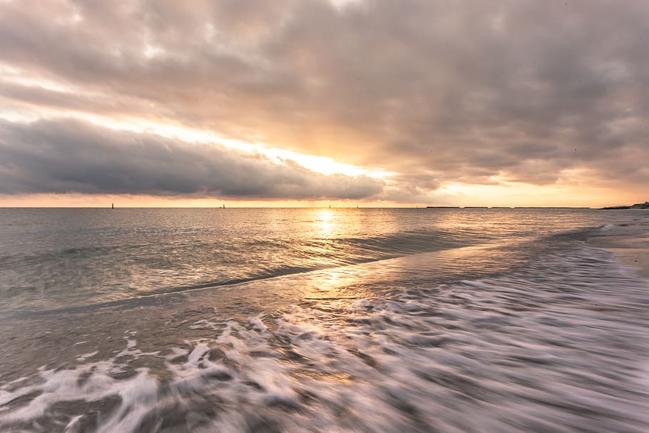legeme, vand, solnedgang, strand, skyer, daggry, aften, gylden time, landskab, lang eksponering, ocean, sand, hav, marinemaleri, kysten, havet, kyst, himmel, sommer, sol, solopgang, bølger, sky - himmel, scenics - natur, skønhed i naturen, ro, horisont, horisont over vand, rolig scene, afspejling, idyllisk, natur, jord, ingen mennesker, ikke-urbane scene, udendørs, 5K
