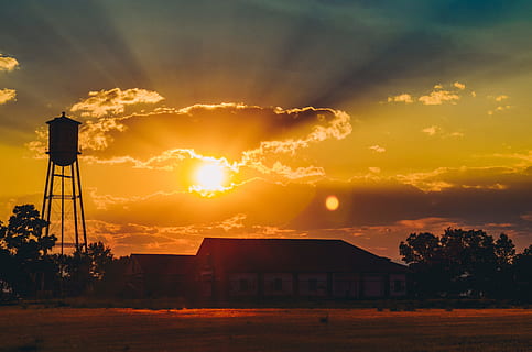 Sonnenuntergang, hinterleuchtet, Wolken, Dämmerung, Silhouette, Himmel, Sonne, Sonnenaufgang, Wasserturm, gemeinfreie Bilder, wolke - himmel, die Architektur, gebaute Struktur, Gebäudehülle, orange Farbe, Schönheit in der Natur, Szenen - Natur, Sonnenlicht, Natur, Sonnenstrahl, keine Leute, Dramatischer Himmel, Haus, Gebäude, draußen, Linseneffekt, 4K, CC0, gemeinfrei, lizenzfrei