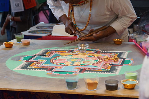 mandala, persones reals, secció mitjana, una persona, taula, a l'interior, menjar i beguda, menjar, celebració, mà humana, art i artesania, estils de vida, dones, creativitat, preparació, mà, part del cos humà, persones incidentals, 5K, CC0, domini públic, lliure de regalies