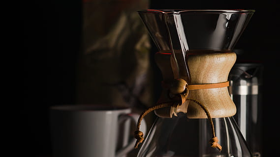 puodelis, neryškus, kava, gamintojas, virtuvės reikmenys, chemex, patalpose, nėra žmonių, juodas fonas, studija, Iš arti, natiurmortas, tamsus, Maistas ir gėrimai, vienas objektas, gerti, Paruošimas, kavos aparatas, juoda spalva, espreso kavos virimo aparatas, sutelkti dėmesį į naujas žinias, mediena - medžiaga, tikslumas, įranga, kavos gėrimas, 2K, CC0, Viešasis domenas, nemokamai