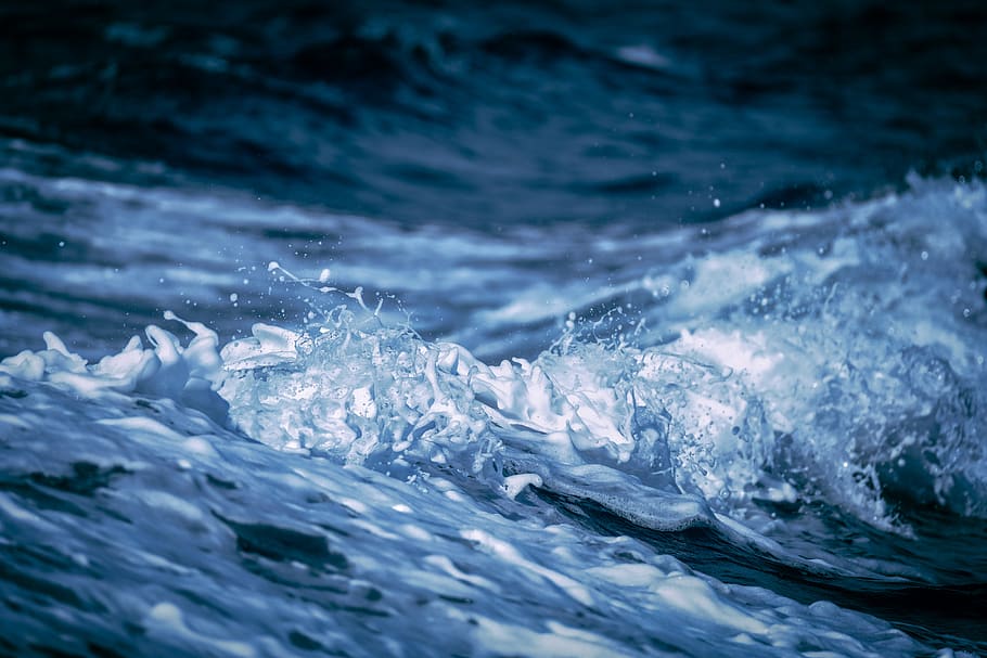 aigua de mar, cos d'aigua, h2o, oceà, mar, aigua, onada, moviment, davant del mar, naturalesa, bellesa a la natura, cap gent, esport, esquitxades, esport aquàtic, a l'aire lliure, dia, blau, marc complet, primer pla, fons, ondulat, poder a la natura, aigua que flueix, puresa, marí, 5K