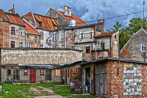 patio interior, edificio, fachadas, ventana, erosionado, sucio, dividir, antiguo, arruinado, en mal estado, enfermo, transitoriedad, decaer, estado animico, idilio, pforphoto, orneta, Polonia, arquitectura, estructura construida, exterior del edificio, Distrito residencial, ciudad, día, nadie, casa, ladrillo, al aire libre, naturaleza, pueblo, cielo, calle, nube - cielo, planta, pared, 5K, CC0, dominio público, libre de derechos