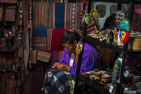 perú, cusco, major, treballador, roba, dona, colors, colorit, artesania, cosir, vell, una persona, persones reals, negocis, tres quarts de longitud, a l'interior, negoci petit, treball, roba casual, venda al detall, mercat, estils de vida, ocupació, assegut, homes, adult, vista frontal, celebració, a la venda, venda, 5K, CC0, domini públic, lliure de regalies