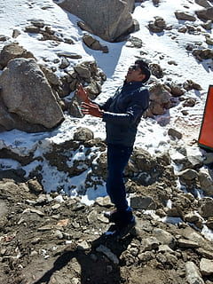 leh, sòlid, rock, rock - object, persones reals, una persona, longitud completa, activitat d'oci, naturalesa, dia, estils de vida, hivern, vista d’angle alt, neu, de peu, a l'aire lliure, pedra - objecte, temperatura de fred, terra, llum solar, innocència, 4K, CC0, domini públic, lliure de regalies