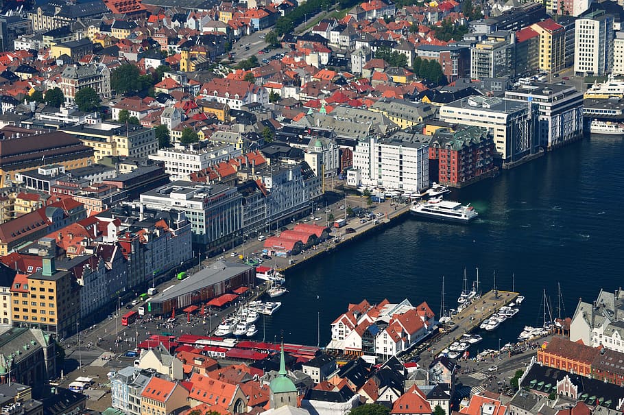 paesaggio, città, paesaggio urbano, vista distante, Norvegia, montagne, esterno dell'edificio, architettura, struttura costruita, vista dall'alto, acqua, costruzione, mezzi di trasporto, quartiere residenziale, nave nautica, fiume, giorno, folla, modo di trasporto, affollato, natura, all'aperto, 5K